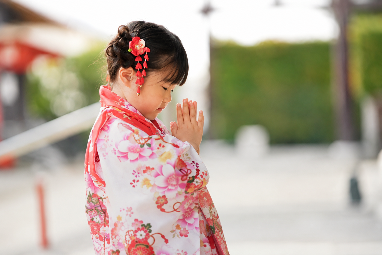 七五三のお参りをする女の子